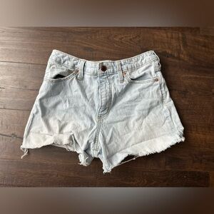 Women’s blue shorts from Universal Threads, size 6 (U.S.) / 28R (EU)